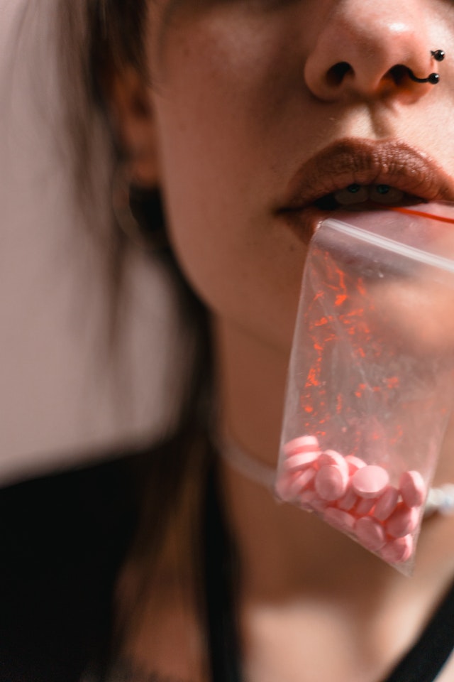 DO YOU KNOW HOW TO SPOT DRUG & ALCOHOL MISUSE IN THE WORKPLACE & ARE YOU USING THE LATEST HIGHLY ACCURATE, INSTANT RESULT, MULTI-PANEL TESTING KITS ON YOUR STAFF?